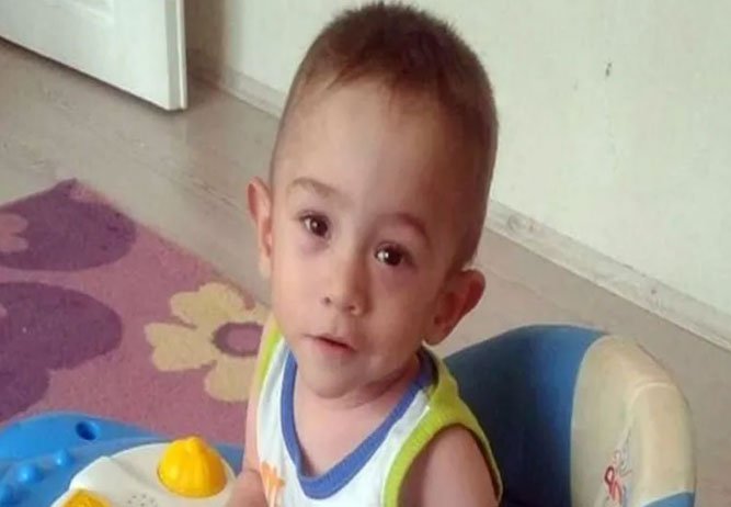 2 yaşındaki Yaşar, kanepeden düşerek hayatını kaybetti