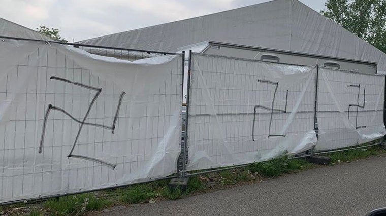 Nazi temsilcileri ramazan için kurulan çadırlara ırkçı semboller çizdi